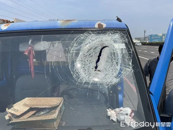 ▲▼不明棒狀物飛砸小貨車。（圖／記者許宥孺翻攝）