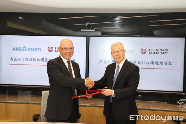 ▲左起澳商澳盛銀行集團總經理劉宏瑞、裕民航運總經理王書吉在簽約典禮上。（圖／裕民提供）