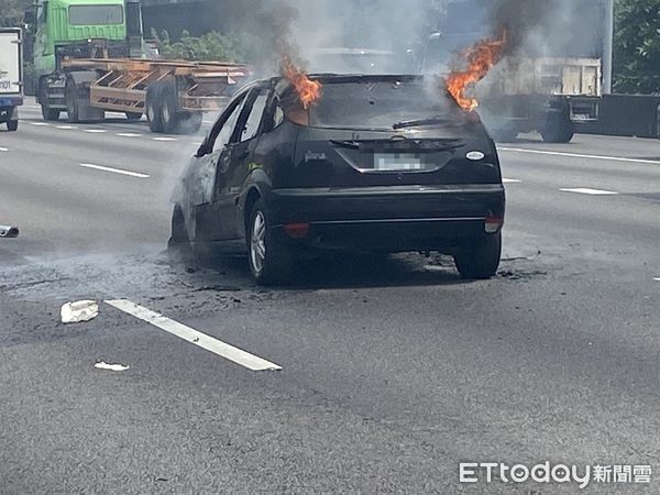 ▲▼小客車國1北上林口段發生火燒車，駕駛乘客及時逃生             。（圖／記者陳以昇翻攝）