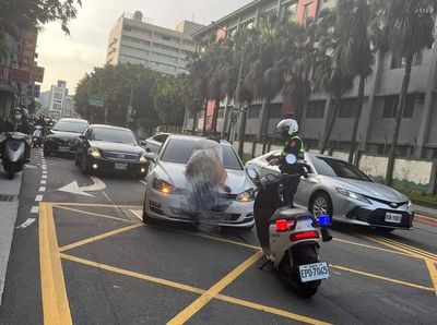 小模當街攔車「趴引擎蓋」狂露屁股蛋　車主路人全傻眼