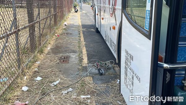 ▲▼遊覽車撞燈桿。（圖／記者吳世龍攝）