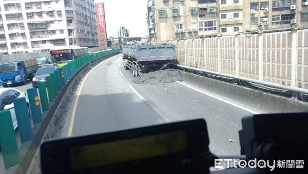 ▲▼台一線南下3K處砂石車廢土滲漏。（圖／翻攝自記者爆料網）