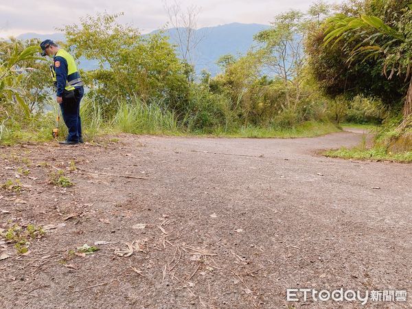 ▲▼宜蘭小貨車墜15公尺深邊坡，駕駛不治。（圖／記者游芳男翻攝）