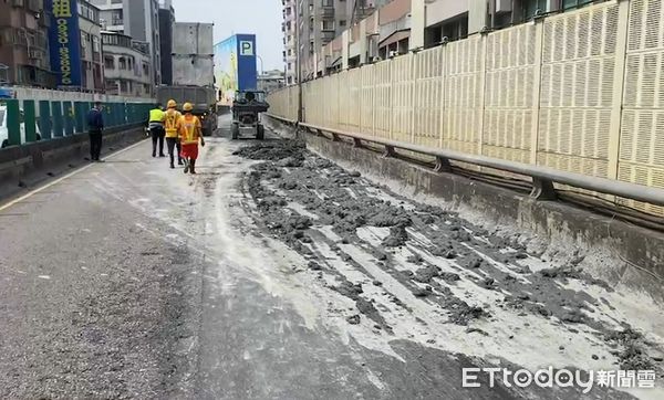 ▲▼台一線南下3K處砂石車廢土滲漏。（圖／記者陳雕文翻攝）