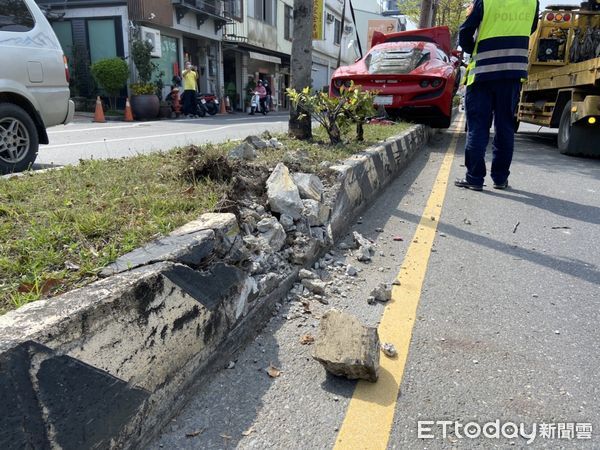 ▲▼台南一台法拉利民權路轉安北路撞上分隔島。（圖／記者林悅翻攝）