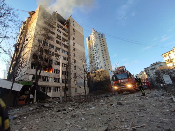 ▲▼基輔12層樓公寓16日上午遭俄軍空襲，至少2人受傷。（圖／路透）
