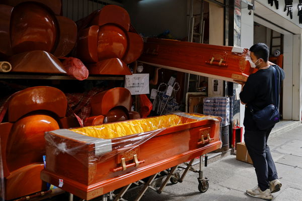 ▲▼ 香港疫情,香港棺材即將用罄。（圖／路透）