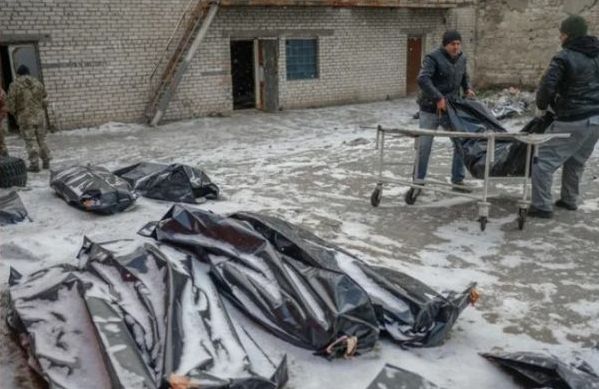 ▲▼ 尼古拉耶夫的停屍間已爆滿，人們只能將屍體裝袋後排列在雪地裡。（圖／翻攝自推特／@putino）