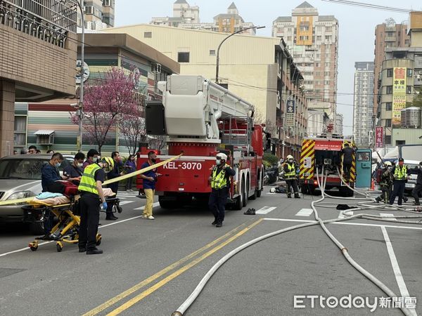 ▲台中鐵皮屋火警烈焰沖天，消防出動49人前往灌救。（圖／翻攝記者爆料網、鄧木卿攝）