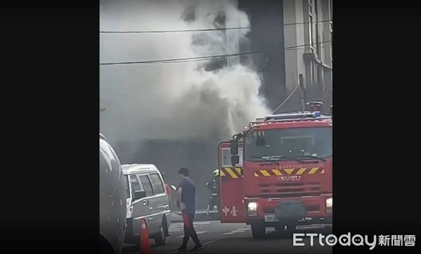 ▲台中鐵皮屋火警烈焰沖天，消防出動49人前往灌救。（圖／翻攝記者爆料網、鄧木卿攝）