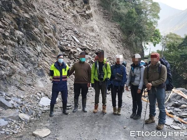 ▲武界林道因地震崩塌，警方會同林管處巡山員救出4名受困山友。（圖／記者高堂堯翻攝）