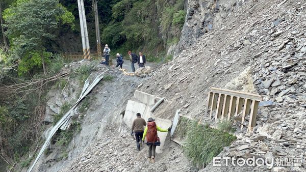 ▲武界林道因地震崩塌，警方會同林管處巡山員救出4名受困山友。（圖／記者高堂堯翻攝）