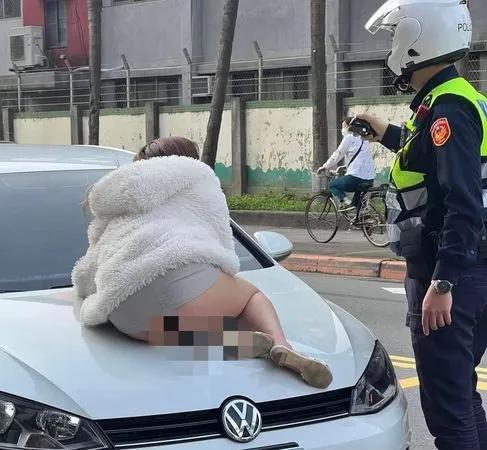 ▲▼平面女模在16日跑到住家附近大馬路攔車，且整個人趴上引擎蓋。（圖／民眾提供）