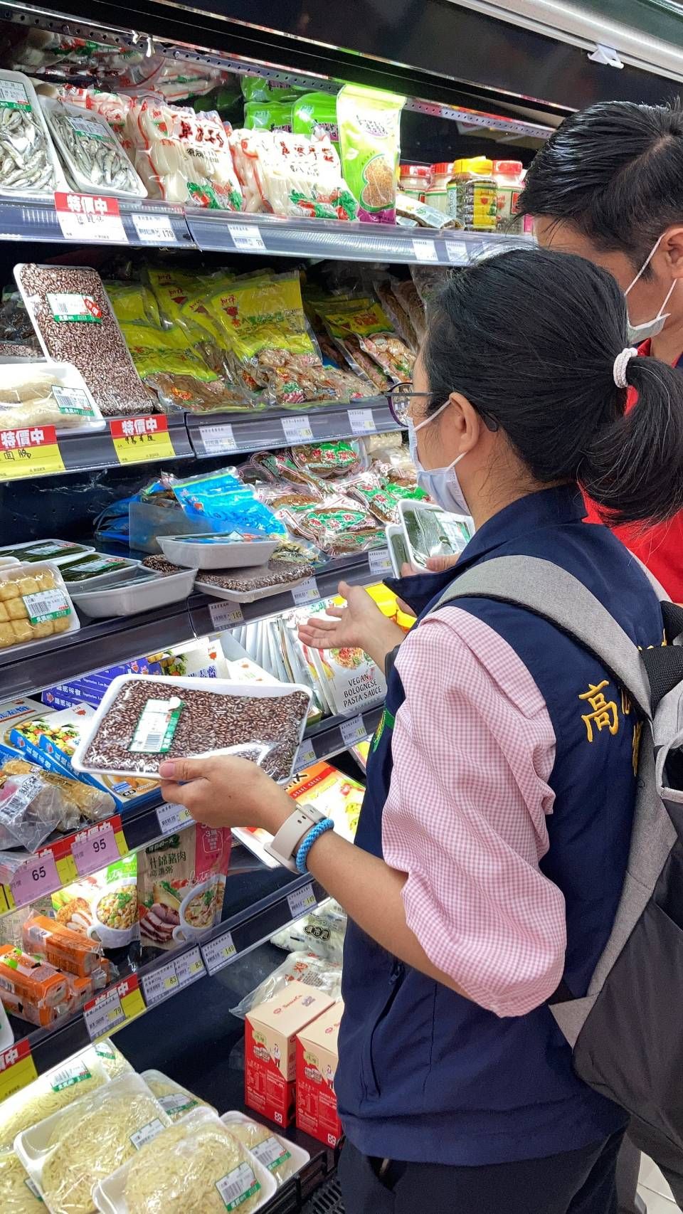 ▲▼惡劣！高雄連鎖超市「過期生鮮當即期品賣」，偷改標當大促銷。（圖／記者賴文萱翻攝）