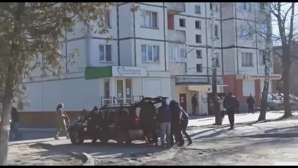 ▲切爾尼戈夫市傳出有俄軍攻擊領麵包民眾，造成至少10人死亡。（圖／路透）