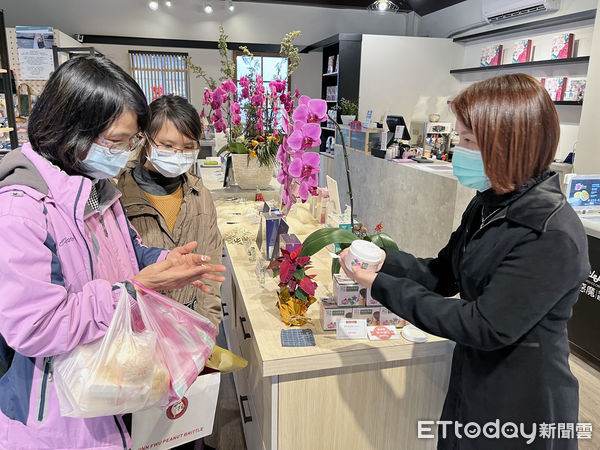 ▲新住民李經雨有美容職訓經驗，向消費者解說產品時表現得很專業，也讓顧客多了一份信賴感。（圖／記者林悅翻攝，下同）