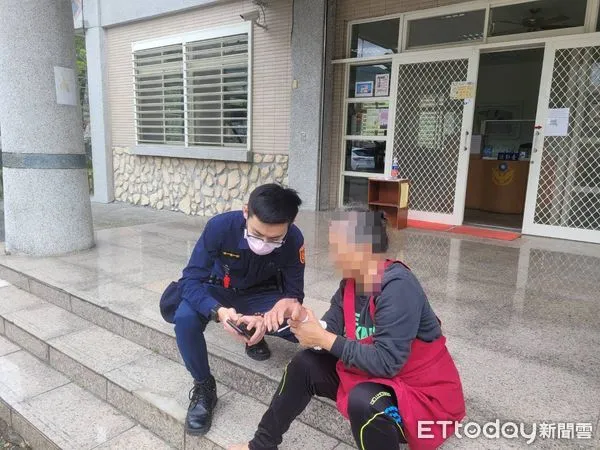 ▲所長安撫婦人並從手機的網路尋找圖鑑讓婦人辨識蛇種。（圖／鳯林警分局提供，下同）