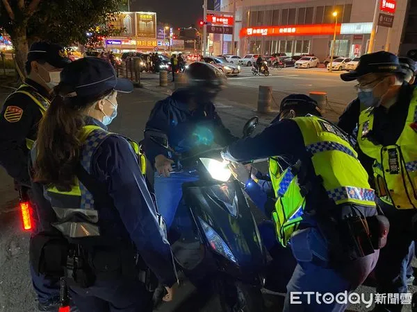 ▲台南市警一分局結合交通警察大隊、台南監理站等權責單位，16日晚上在中華東路後甲圓環處執行聯合稽查勤務，共同取締改裝車輛擾民情形。（圖／記者林悅翻攝，下同）