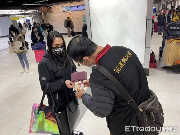 ▲返鄉專車為實名制，限本人搭乘，民眾取票及乘車時，皆須出示所有乘車人身份證明文件。（圖／記者王兆麟翻攝）