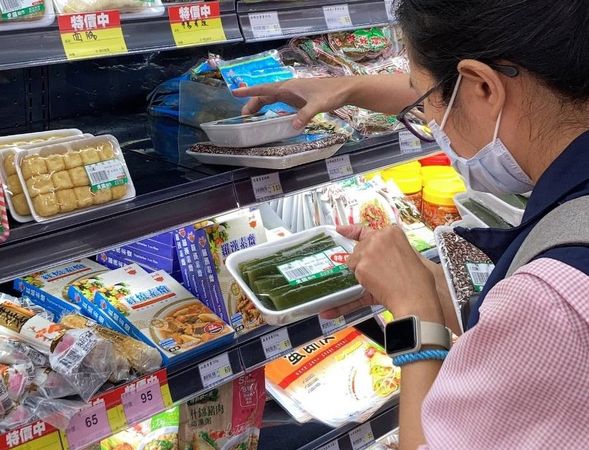 ▲▼惡劣！高雄連鎖超市「過期生鮮當即期品賣」，偷改標當大促銷。（圖／記者賴文萱翻攝）