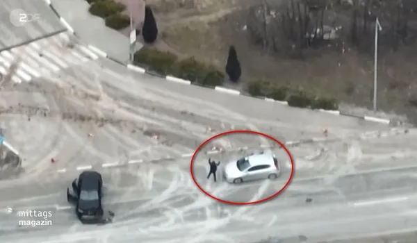 半路遇俄軍坦克車！男下車高舉雙手投降　妻兒面前被擊斃畫面曝光。（圖／翻攝自YouTube）