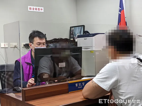 ▲▼邱姓男子（背對鏡頭者）拒絕酒測挨罰18萬元，堅稱非酒駕心虛逃走，而是跟同車女友吵架做傻事             。（圖／行政執行署新北分署提供）