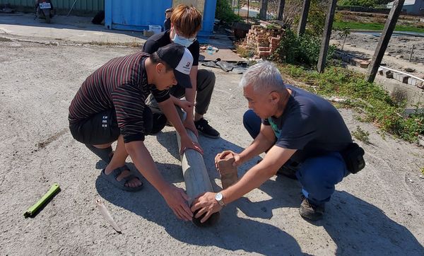 ▲▼興達港2月大幼犬鑽10cm水管卡住，受困一周差點脫水活活餓死。（圖／台灣動物緊急救援小組提供）