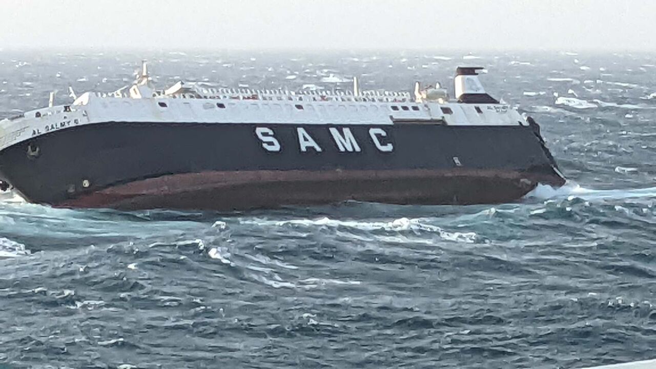 ▲▼ 阿聯籍船隻在伊朗港外沉沒。（圖／伊通社）