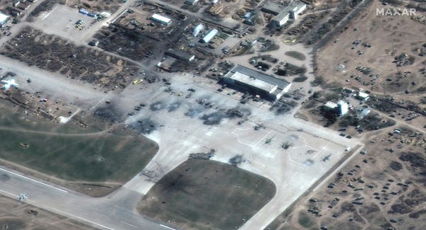 ▲▼烏軍對已遭俄軍佔領的刻松（Kherson）機場實施空襲，衛星影像顯示，7架俄軍直升機似乎被毀。（圖／路透）