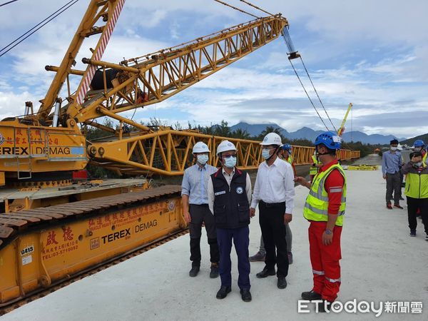 ▲航港局劉志鴻副局長視察聯利輪拖淺作業現場整備情形。（圖／航港局提供）