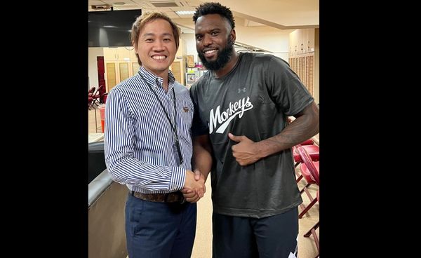 ▲索沙與樂天桃猿領隊浦韋青           。（圖／樂天桃猿提供）