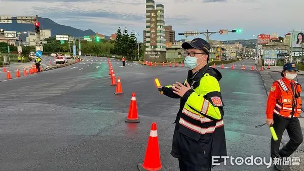 ▲新北萬金石馬拉松3/20登場 金山警交通管制資訊報你知。（圖／記者郭世賢翻攝）