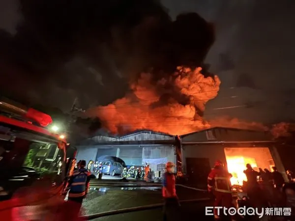 ▲▼快訊／社子島五金工廠凌晨大火！2倉庫濃煙沖天　火光照映夜空。（圖／記者游宗樺翻攝）