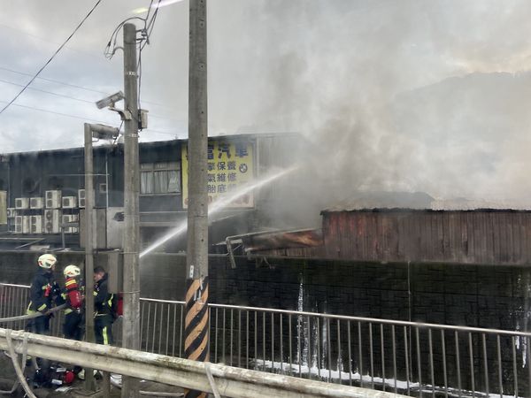 ▲▼基隆電池工廠大火。（圖／記者郭世賢攝）