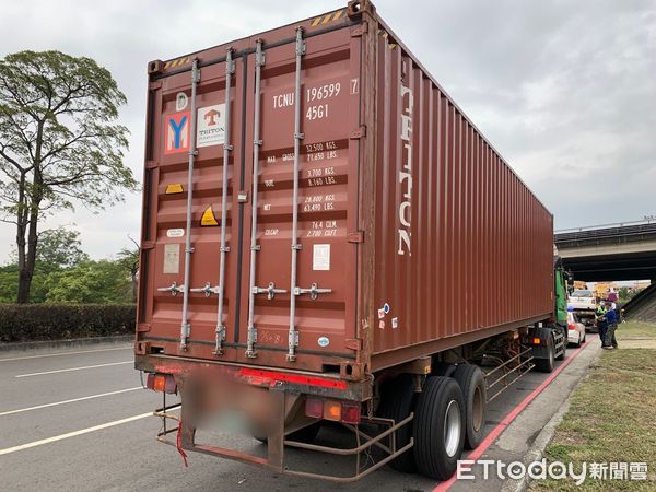 ▲杜男子駕聯結車疑變換車道，不慎擦撞李姓男子所駕自小客車，小客車失控撞內側護欄車頭翻轉逆向停在內側車道，國道警察第四大隊警方迅速排除未造成堵車。（圖／記者林悅翻攝，下同）