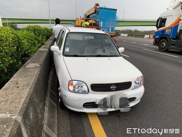 ▲杜男子駕聯結車疑變換車道，不慎擦撞李姓男子所駕自小客車，小客車失控撞內側護欄車頭翻轉逆向停在內側車道，國道警察第四大隊警方迅速排除未造成堵車。（圖／記者林悅翻攝，下同）