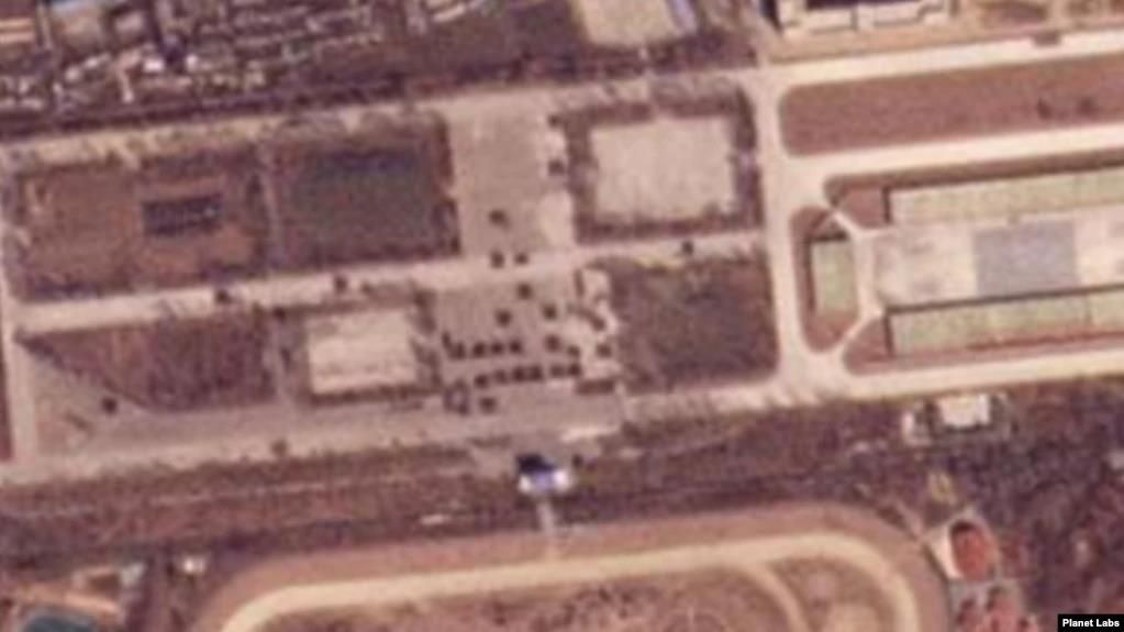 ▲▼北韓士兵疑似正在往平壤美林飛行場集結。（圖／翻攝自VOA）