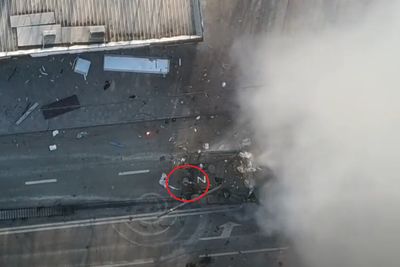 坦克被連環轟!俄軍驚嚇棄車狂逃 無人機完整捕捉畫面曝光