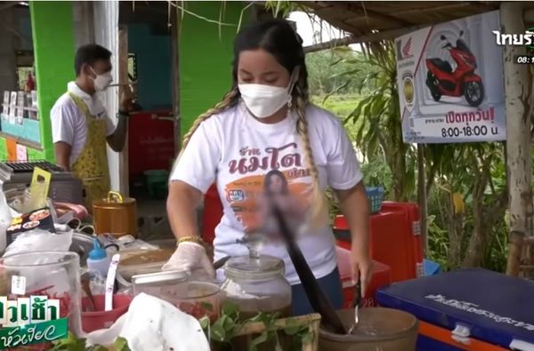 ▲▼泰國巨乳木瓜妹平常開店會穿著普通T恤。（圖／翻攝自YouTube）