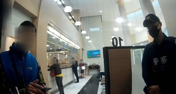▲▼台中警方和行員苦心宣導阻詐，但卻有男子主動找陌生公司投資，差點匯出12萬元。（圖／警方提供）