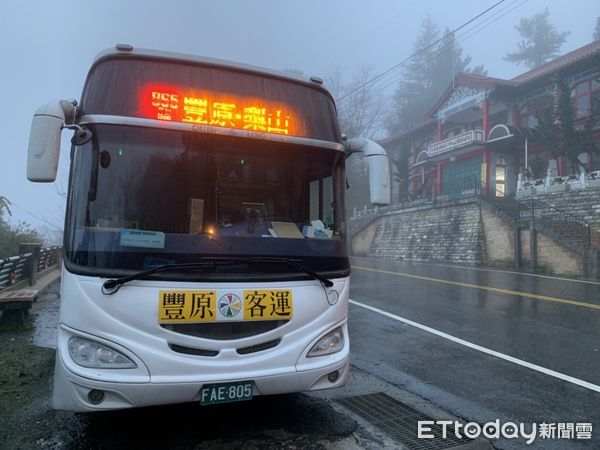 ▲巨石砸毀中橫便道，3/20-24全線封閉搶修「禁止通行」。（圖／市府提供）