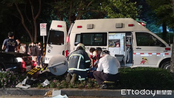 ▲▼北市士林區發生一起嚴重車禍，一輛自小客車高速衝撞行人。（圖／記者黃彥傑攝）