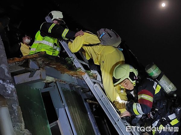 ▲▼台北市北投區紗帽路一處民宅19日凌晨發生大火。（圖／台北市消防局提供）