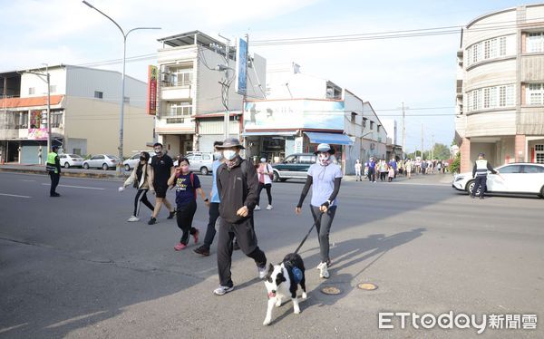 ▲今日斗南田徑場健走活動，由桃猿隊的應猿團長宋城希與民眾一起熱身後，出發健走4公里。（圖／記者蔡佩旻翻攝）