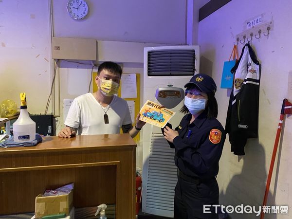 ▲里港警分局宣導酒後代駕服務           。（圖／記者陳崑福翻攝，下同）