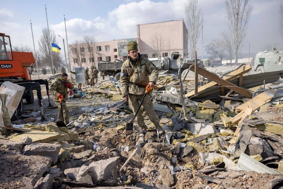 ▲▼烏克蘭軍隊和搜救人員開挖，尋找遺體和倖存者。（圖／翻攝推特@ArthurKei_UA）