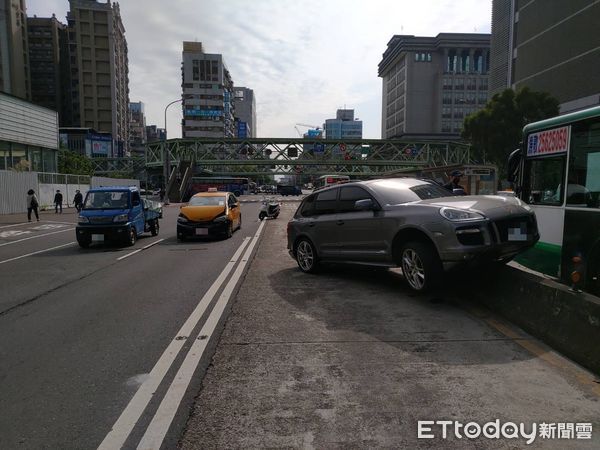 ▲▼保時捷被後方計程車追撞，直接卡在中央分隔島。（圖／記者邱中岳翻攝）