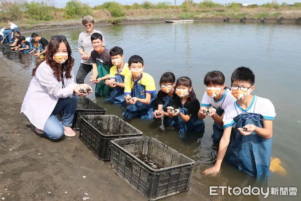 ▲台南市七股建功國小、佳里子龍國小和南大附小三校師生進行校際共學，探訪台南在地好食材七股黑金文蛤與牡蠣，也到將軍漁港認識魚貨拍賣，學習永續利用海洋資源的重要性。（圖／記者林悅攝，下同）