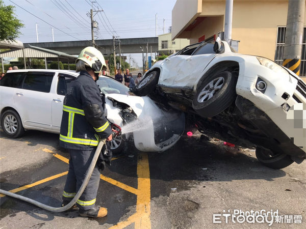 ▲彰化北斗鎮發生車禍5人送醫。（圖／彰化消防局提供）