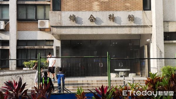 ▲▼ 台北科技大學電機系大樓冒出濃煙，學生疏散到戶外，消防人員佈線搶救。（圖／記者黃彥傑攝）